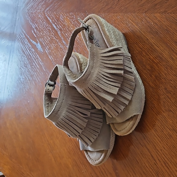 Minnetonka Wedges Size 6 - Picture 2 of 6